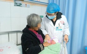 苍梧县人民医院：救护车上急分娩 母婴平安显技能 